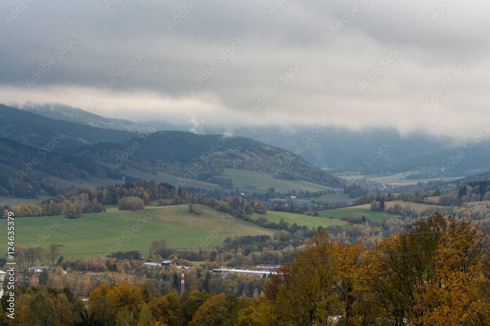 Fototapeta premium Letni krajobraz w górach i ciemne błękitne niebo z chmurami