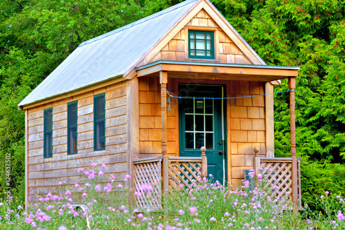 Fotografía View of tiny house on wheels