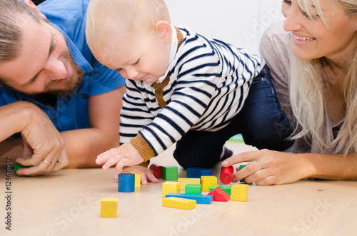 Familie beim Spielen photo