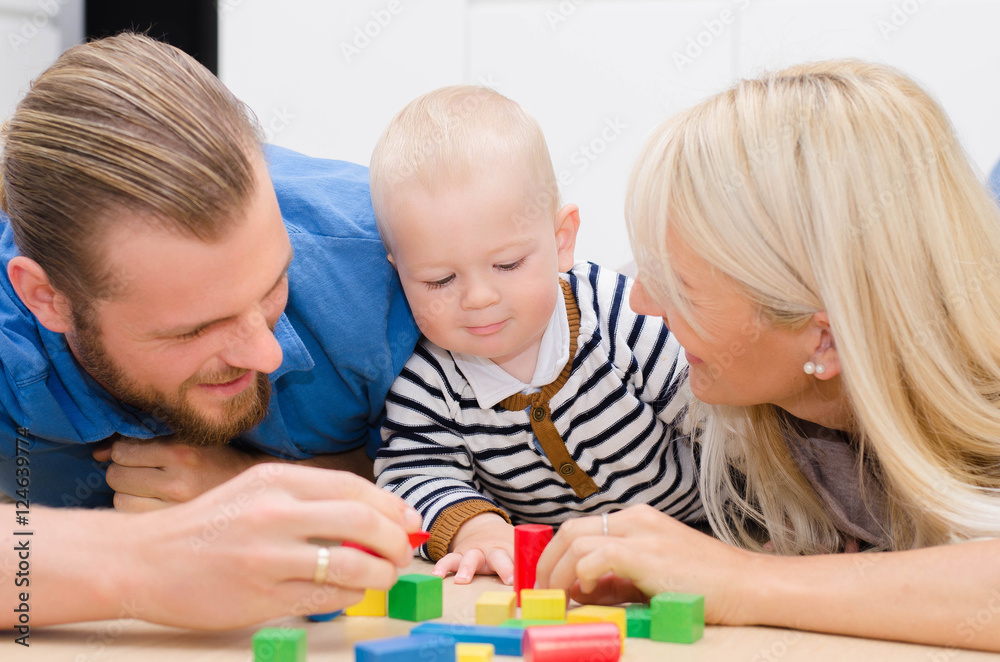 Familie beim Spielen Familie beim Spielen