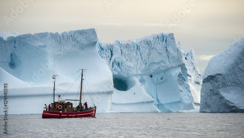 Boot vor Eisbergen in Grönland photo