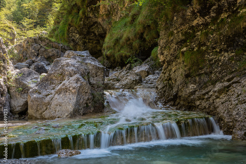 Gebirgsbachüberquerung, Wanderweg entlang am Berghang, Tal Valle di Piero; Dolomiten, Sommer 