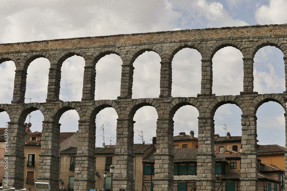 acueducto de Segovia , romano en Segovia. Su construcción data de principios del siglo II d. C., en época del emperador Trajano. acueducto de Segovia , romano en Segovia. Su construcción data de principios del siglo II d. C., en época del emperador Trajano.