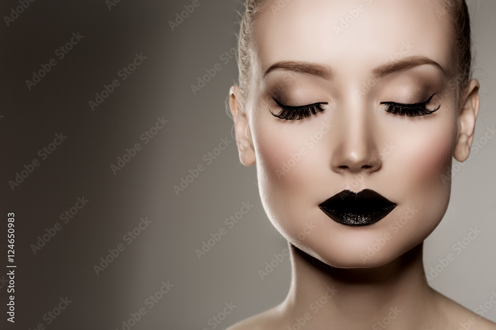 Obraz premium Czarne usta. Makijaż na Halloween. Luksusowa piękna kobieta z ciemnym l