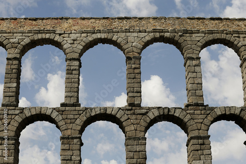 acueducto de Segovia   romano en Segovia. Su construcci  n data de principios del siglo II d. C.  en   poca del emperador Trajano. 