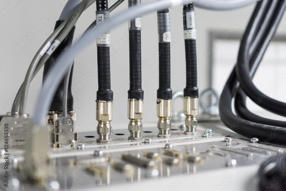 Elektronikanschlüsse an einer Maschine Elektronikanschlüsse an einer Maschine