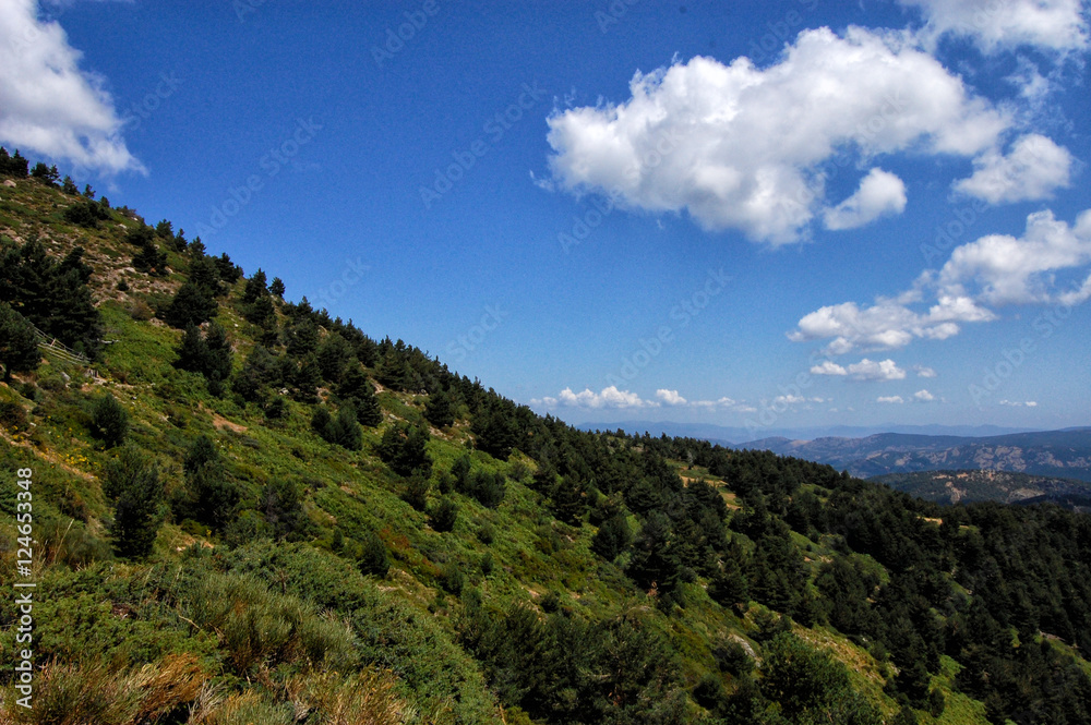 MONTAÑA CON NUBES