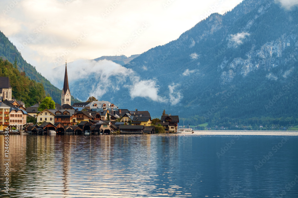 Fototapeta premium Hallstatt with Hallstatter See in the Austrian Alps