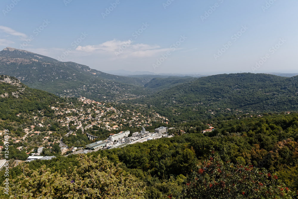 Paysages des Alpes-Maritimes vu du village de Gourdon dans le département des Alpes-Maritimes, France Paysages des Alpes-Maritimes vu du village de Gourdon dans le département des Alpes-Maritimes, France