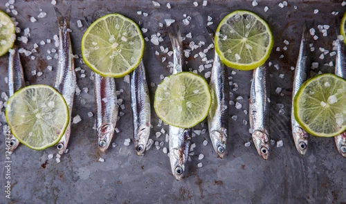 Obraz Sardela Świeża Ryba Morska. Przystawka. selektywna ostrość.