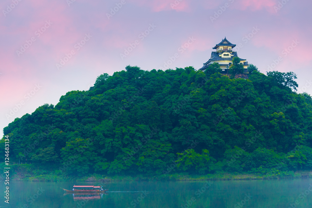 Fototapeta premium Inuyama Castle Sunset Kiso River Tourist Cruise H