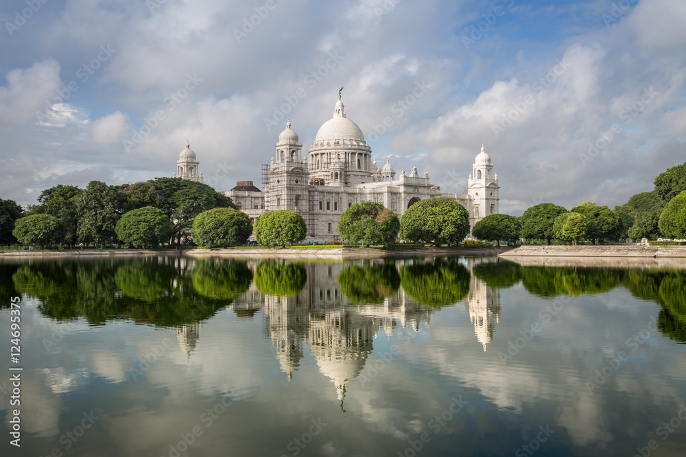 Fototapeta premium Victoria Memorial historic architectural monument with beautiful water reflections and moody sky.
