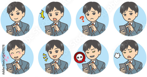 スマートフォンを操作するスーツの男性 