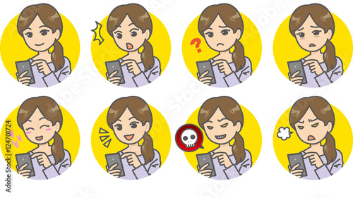 スマートフォンを操作する女性