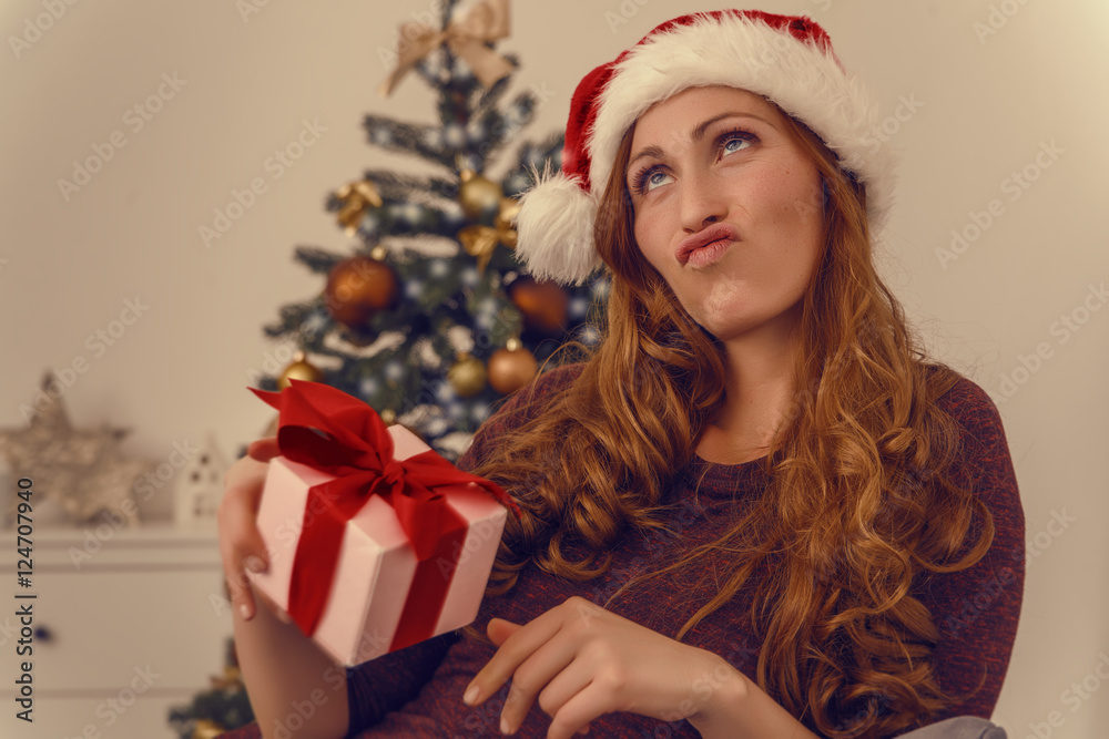 frau sucht geschenkidee zu weihnachten Stock-Foto | Adobe Stock