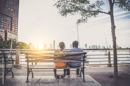 Canvas Print Lovers on a bench