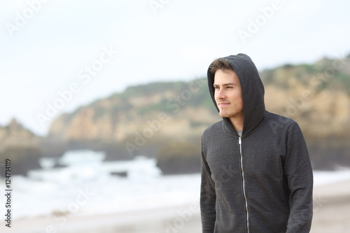Canvas-taulu Confident teenager walking on the beach