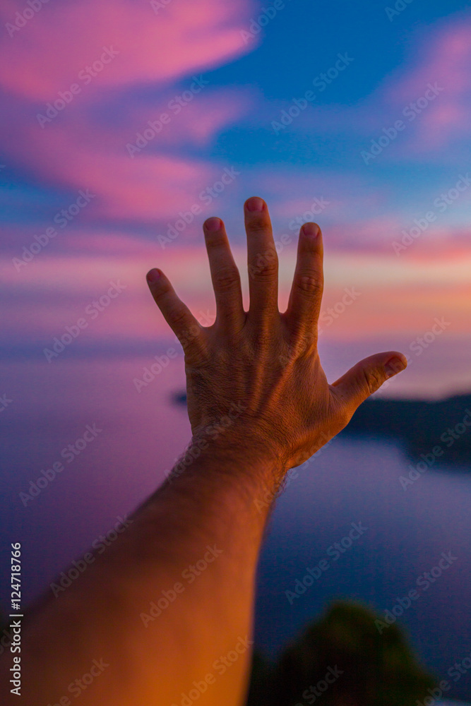 Mano tocando el cielo al atardecer en Dubrovnik, Croacia. Mano tocando el cielo al atardecer en Dubrovnik, Croacia.