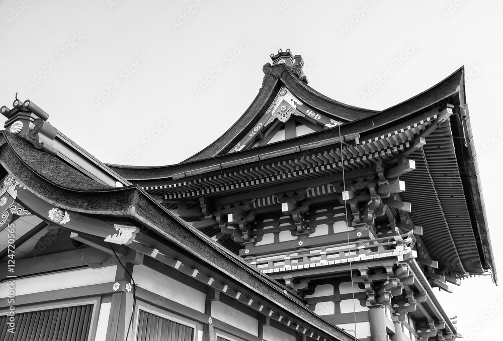 Fototapeta premium Beautiful architecture in Kiyomizu-Dera temple, Kyoto, Japan (black and white).