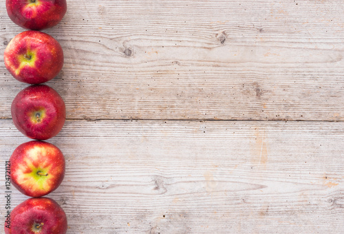Äpfel Obst Früchte Rot Reif Frisch auf Holz Hintergrund