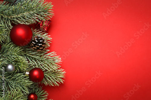 Weihnachten   Tannenzweig auf rotem Hintergrund