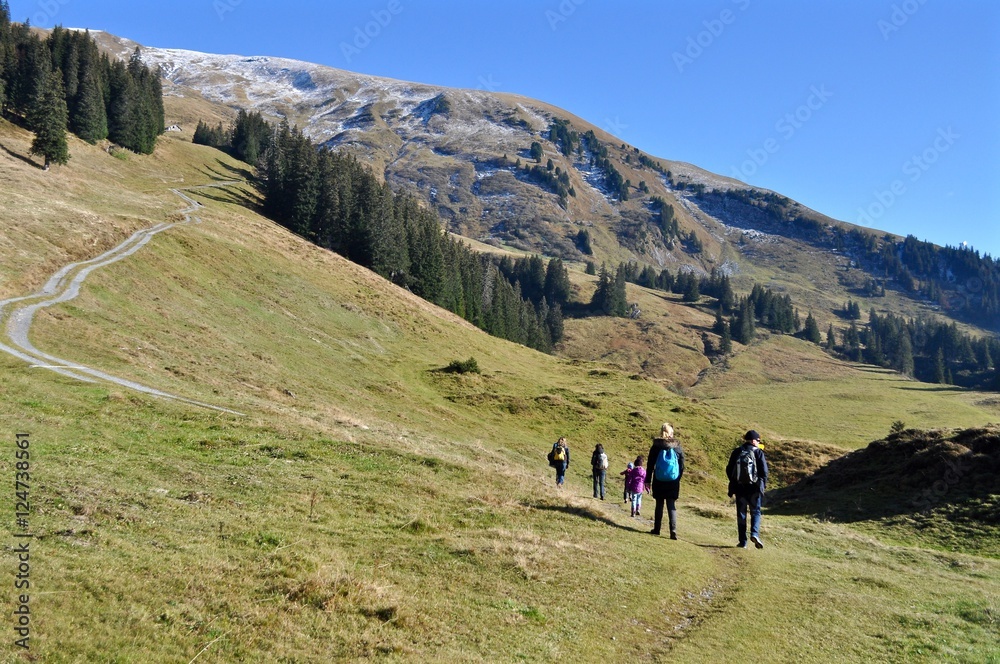 Wanderer wandern im Herbst am Wanderweg in den Schweizer Bergen