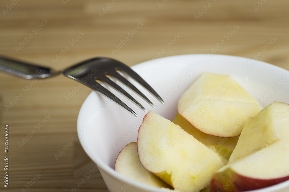 Frische Apfelstücke in einer weißen Schale Frische Apfelstücke in einer weißen Schale