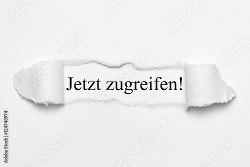 Jetzt zugreifen! auf weißen gerissenen Papier