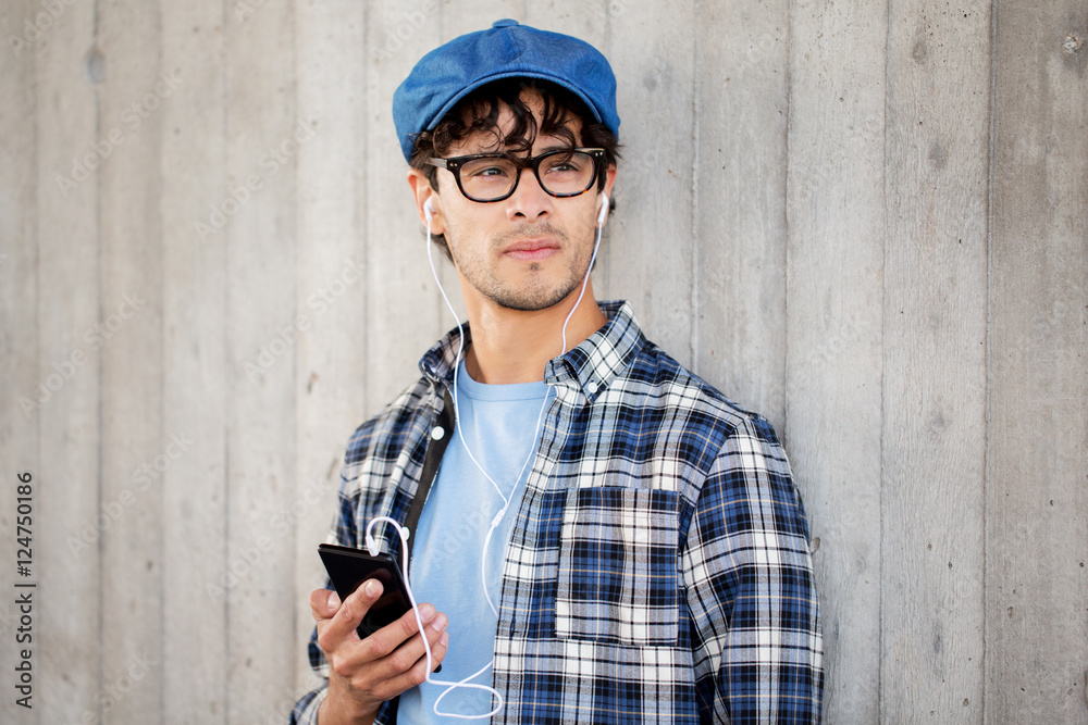 Φωτογραφία man with earphones and smartphone listening music