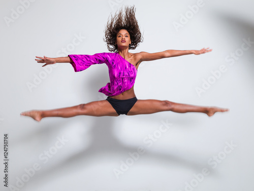 Fototapeta Naklejka Na Ścianę i Meble -  young beautiful dancer jump in a studio