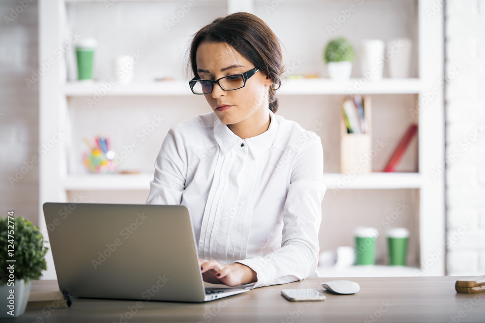 Attractive woman using laptop - obrazy, fototapety, plakaty 