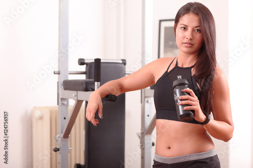 Frau mit Erfrischungsgetränk beim Sport photo