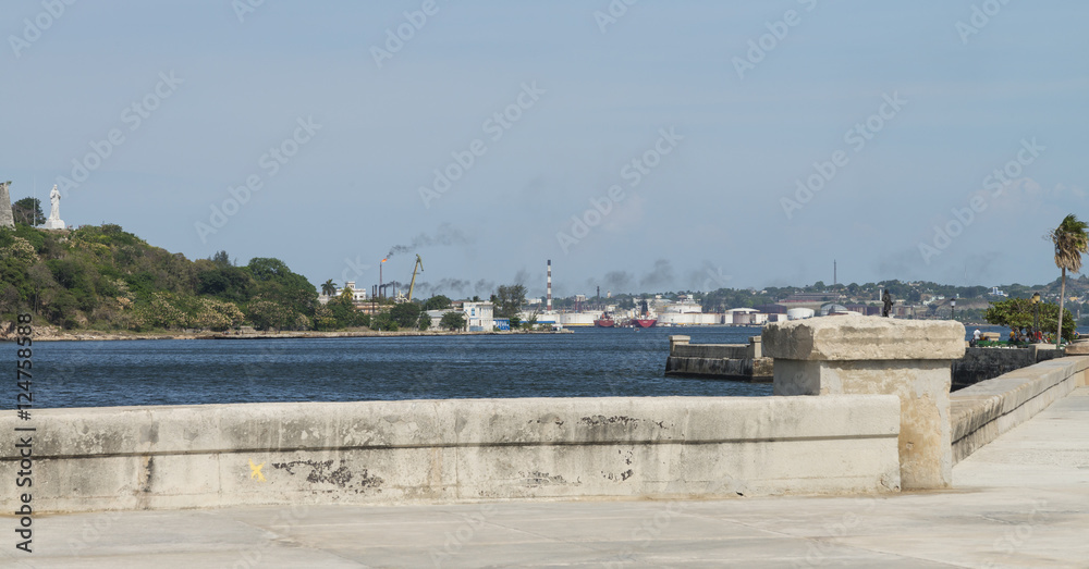 Kuba, Havanna; Hafeneinfahrt mit Hafenanlage und Christus Statue.