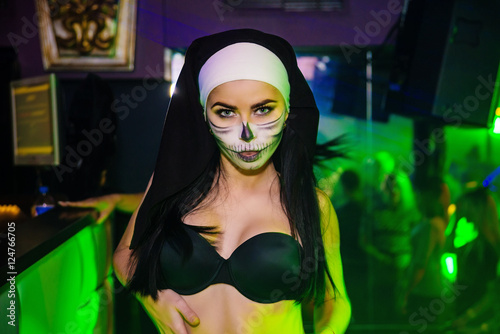 Foto Go-go dancer in Halloween night