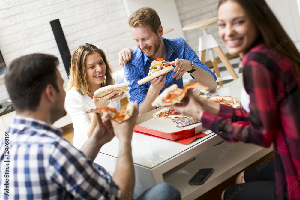 Obraz premium Friends eating pizza