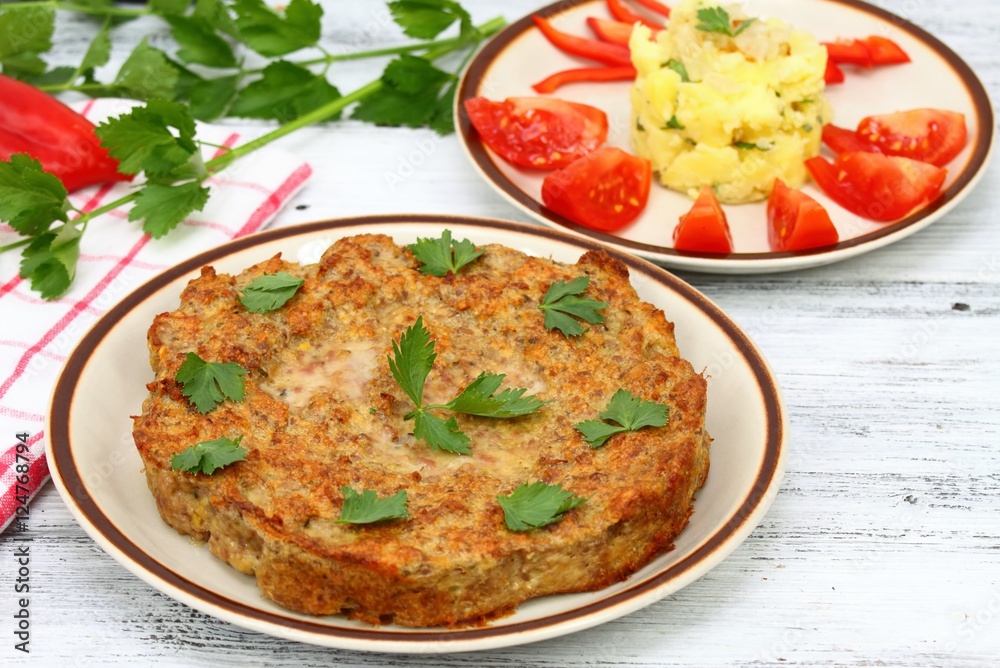 Meat cake from mincemeat, eggs, breadcrumbs & spices Meat cake from mincemeat, eggs, breadcrumbs & spices