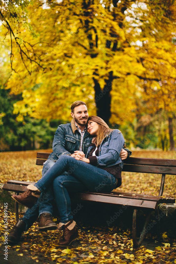 Fototapeta premium Young couple in the autumn park