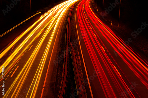 Lichtspuren - Autos auf der Autobahn bei Nacht