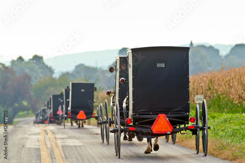 Foto Mennonite horse and buggy funeral procession on a back roux in Lancaster county,