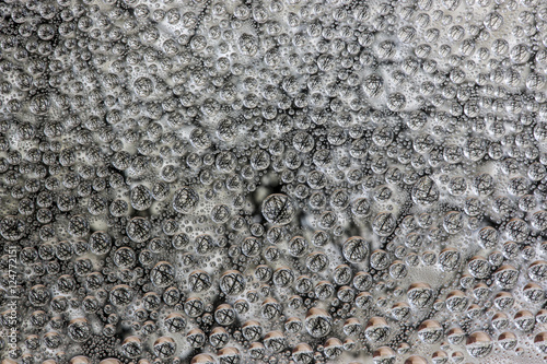 Абстрактный фон из капель воды на стеклянной поверхности 