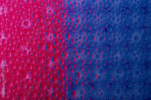 Цветной абстрактный фон из капель воды на стеклянной поверхности 