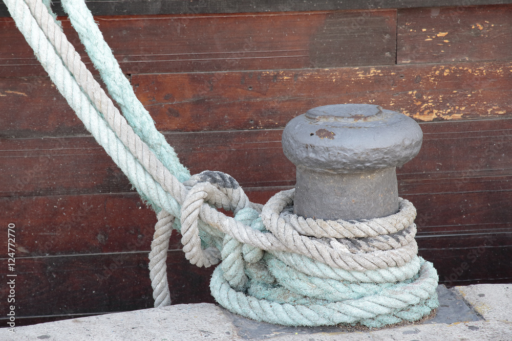 Fototapeta premium ropes and bollard