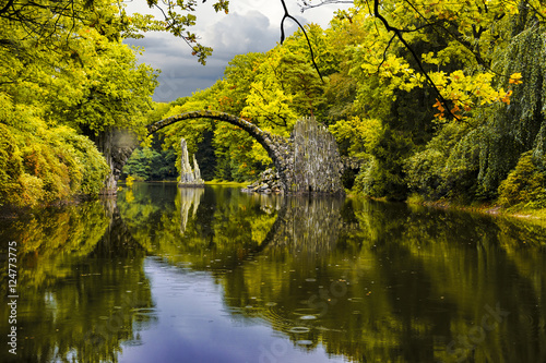 Diabelski most w parku Kromlau w jesiennej szacie