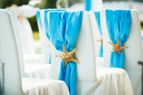 wedding in a nautical style with the blue notes