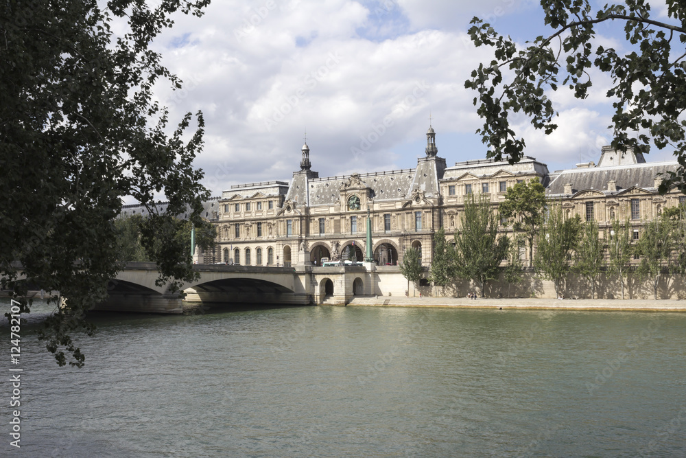Naklejka premium Widok słynnego Luwru od strony Sekwany. Luwr to jedno z największych i najczęściej odwiedzanych muzeów na świecie.