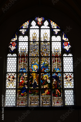 Kunstvolles Kirchenfenster in Sankt Jodok