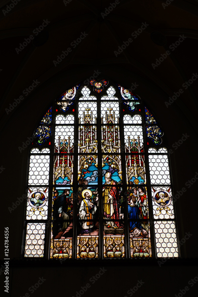 Kunstvolles Kirchenfenster in Sankt Jodok