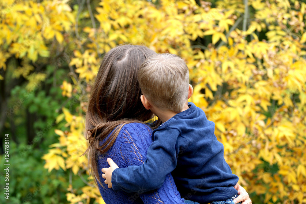 Son makes mom photo, photo display. Son makes mom photo, photo display.