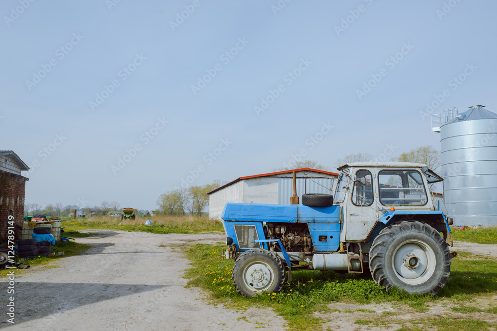 Obraz premium Old farm tractor rusted and broken