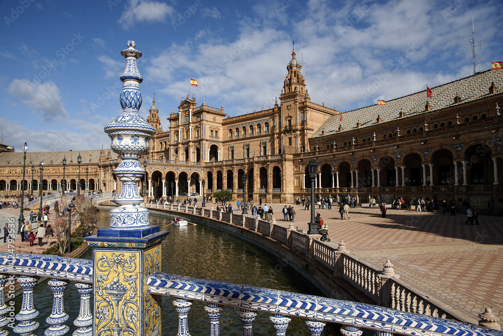 Obraz premium Hermosa plaza de España de la ciudad de Sevilla, España